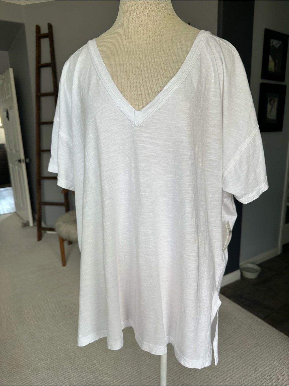 Pilcro white V-Neck Tee NWT relaxed fit, size XL - Picture 3 of 10